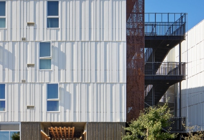 Exterior view the courtyard at Blue Oak Landing in Vallejo, California.