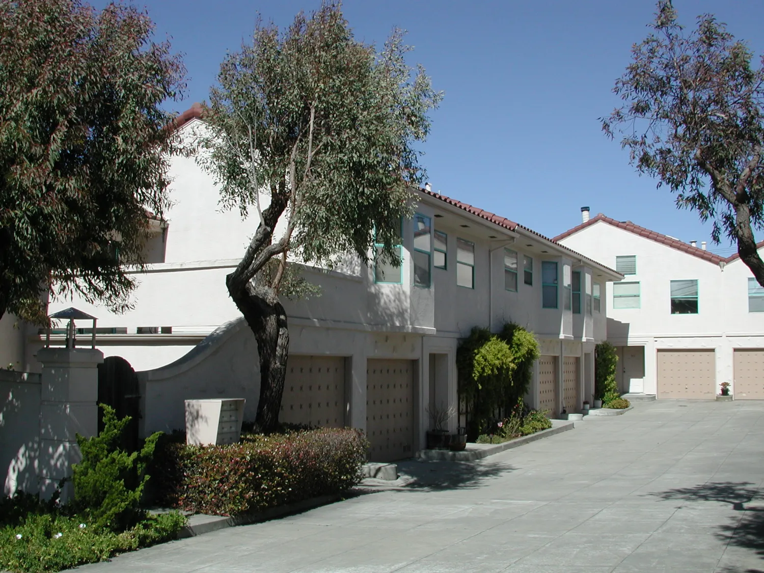 Exterior view of shared pedestrian mews and drive ways at Holloway Terrace in San Francisco.