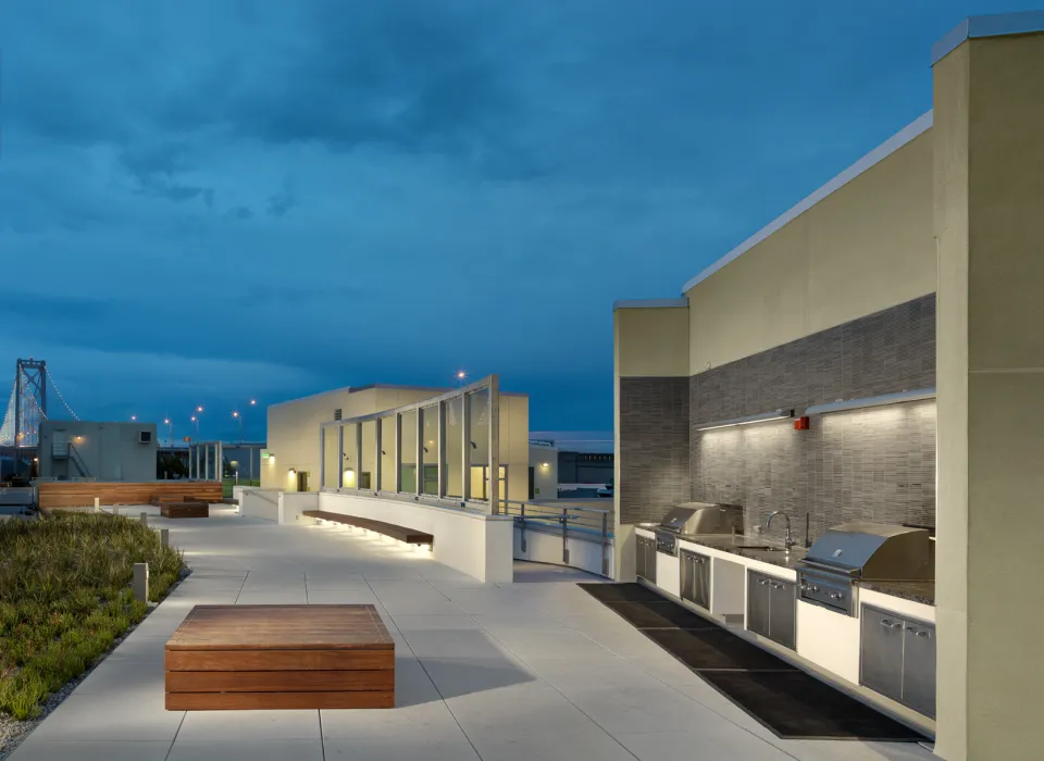 Kitchen, barbecue and seating area on the roof of Rincon Green in San Francisco.