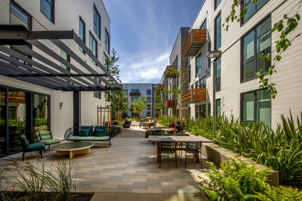 Residential patio and seating area at Mason on Mariposa in San Francisco.