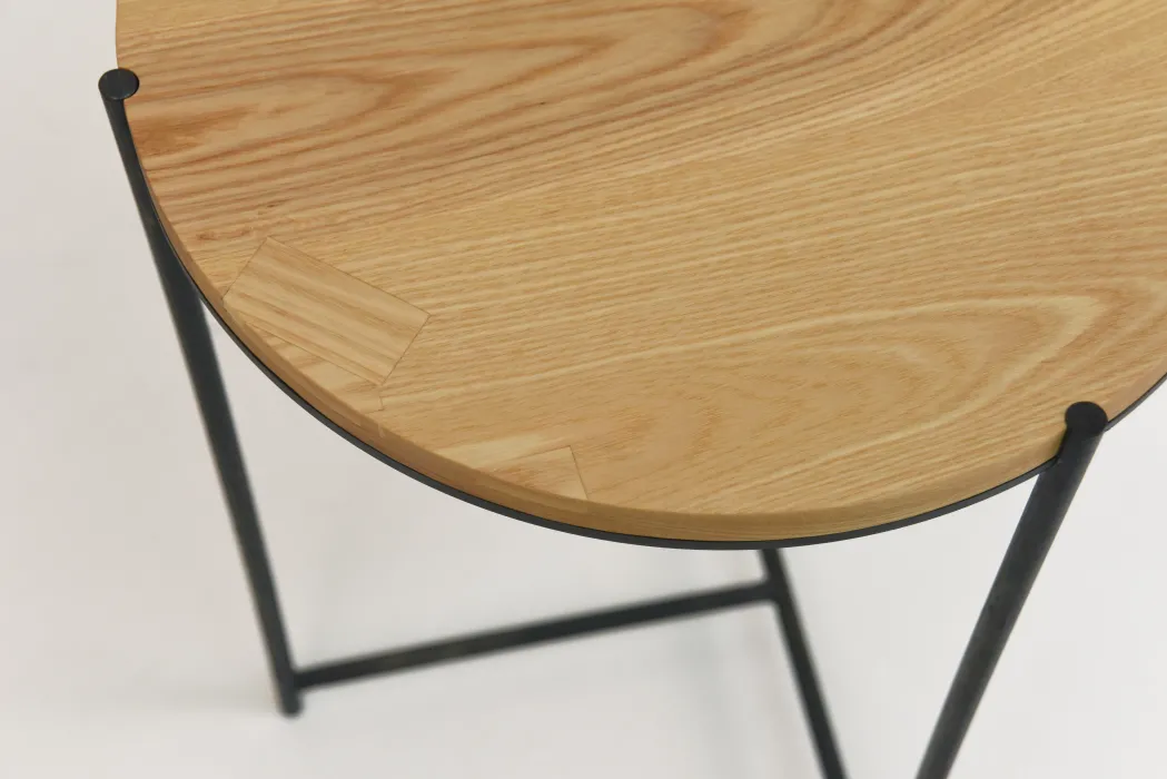 Detail of the wood top satellite table.