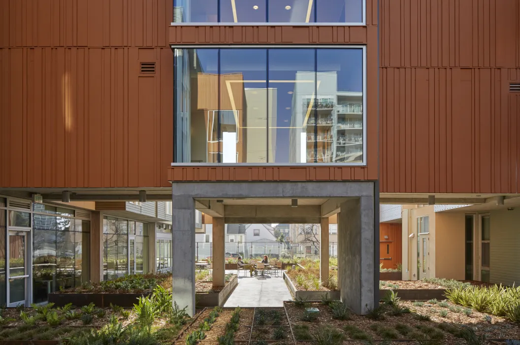 Courtyard with seating and vegetation at Lakeside Senior Housing in Oakland.