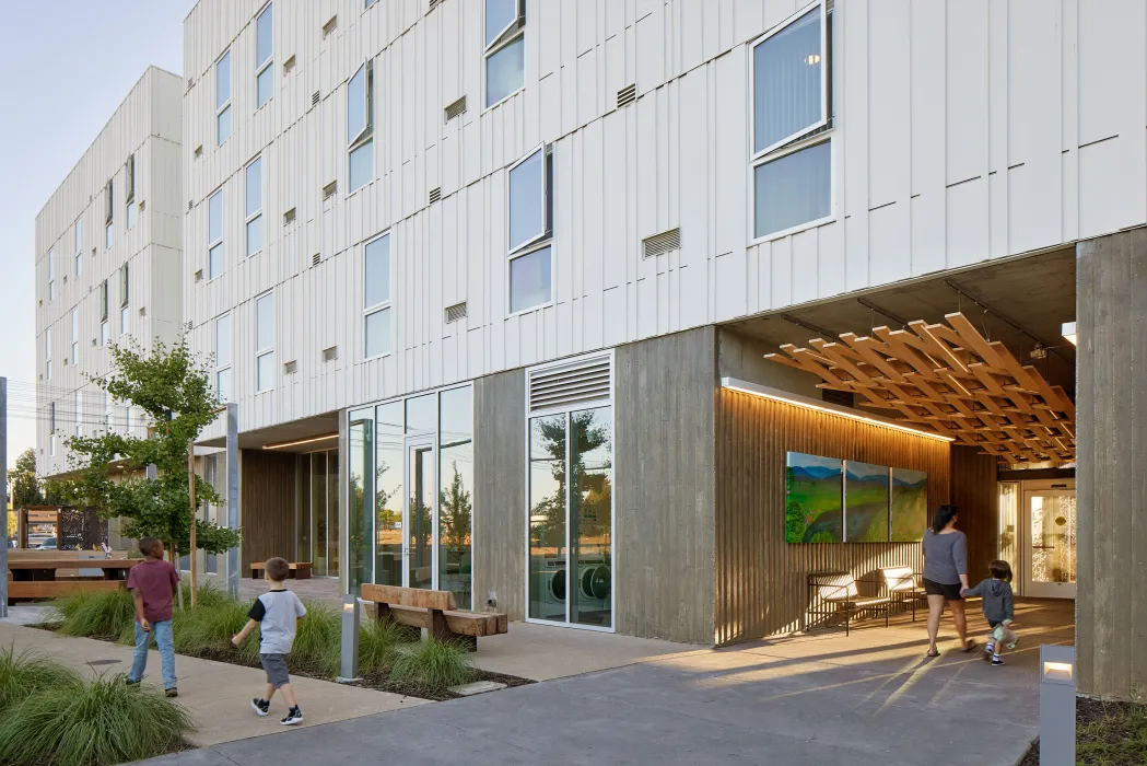 Exterior view the courtyard at Blue Oak Landing in Vallejo, California.