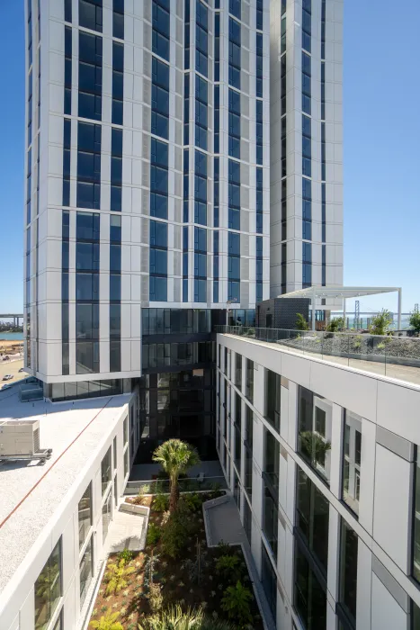 Exterior view on the seventh floor roof deck looking into the courtyard at Isle House on Treasure Island.