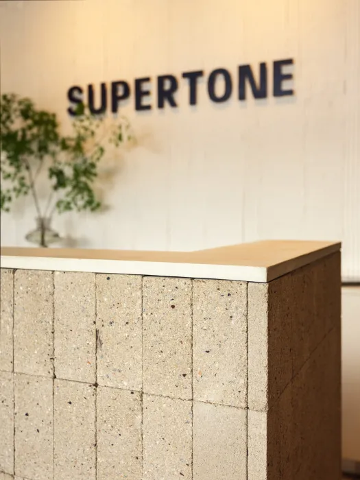 Detail of the supertone desk.